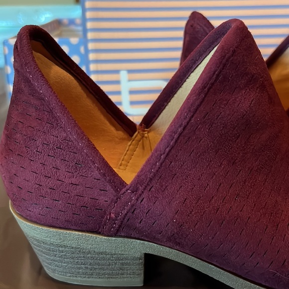 New in box size 7 Wine suede booties - Picture 5 of 11